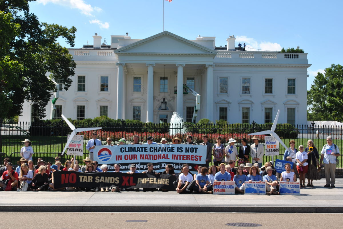 Protestors at White House hold banners and signs against Keystone XL pipeline