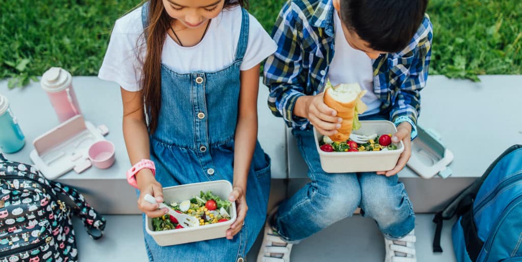 kids eating lunch